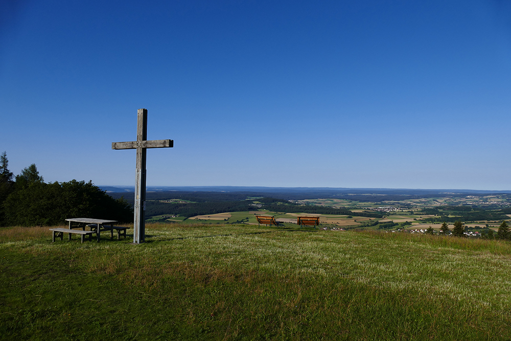 Gipfelkreuz © Daniela Knor und Torsten Bieder, Rother Wanderführer »Rhön«