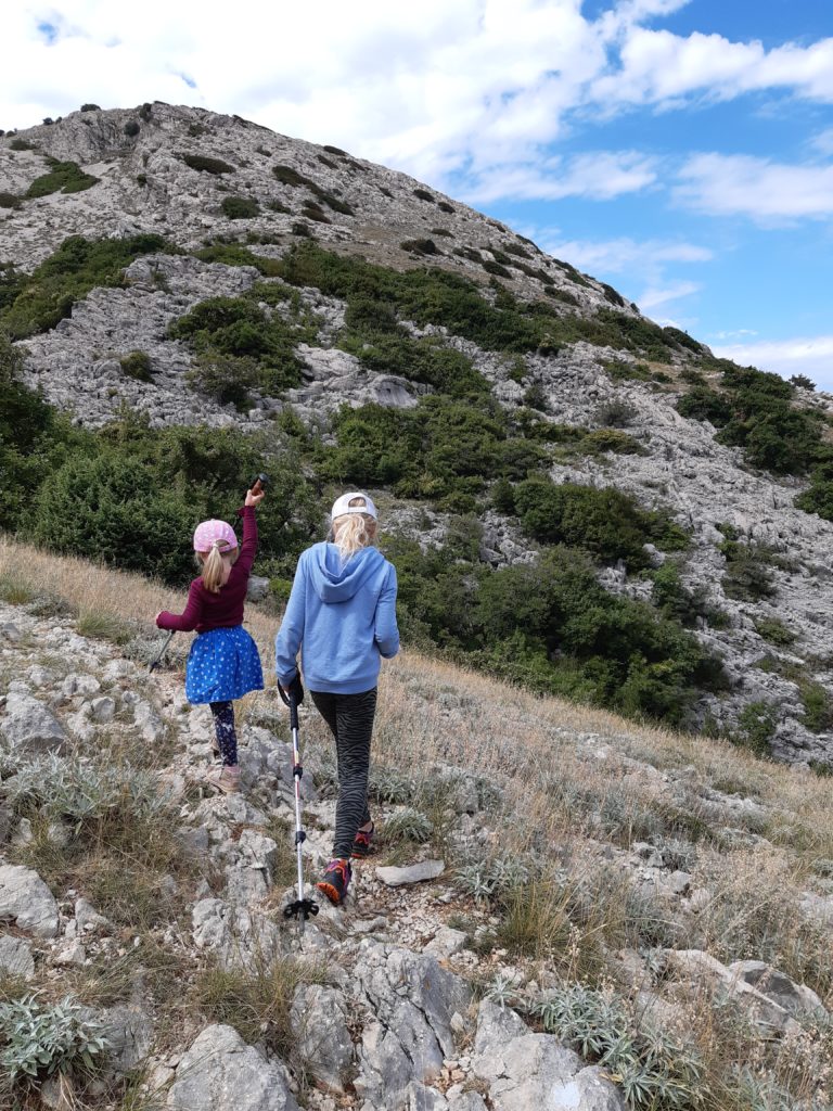 Gut markierte Wanderwege durch stille Felslandschaften©Foto: Regina Hösl