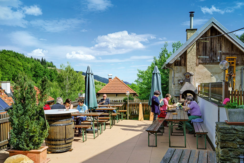 Einkehr beim Heurigen Pomaßl in Schildhütten©Franz und Rudolf Hauleitner