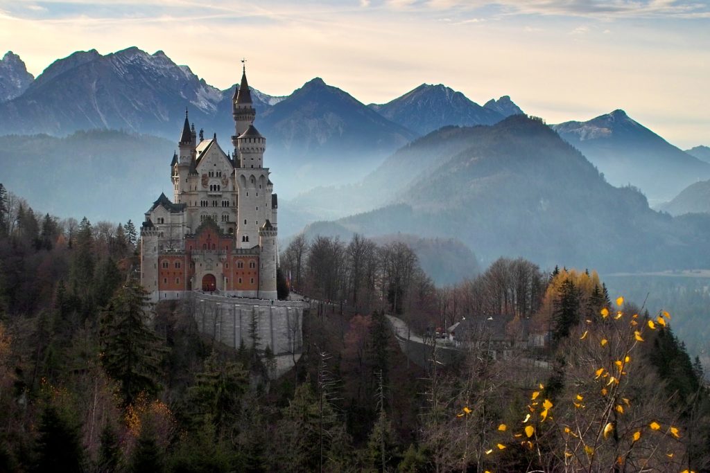 Märchenschloss Neuschwanstein im Herbst. ©Foto von pixabay