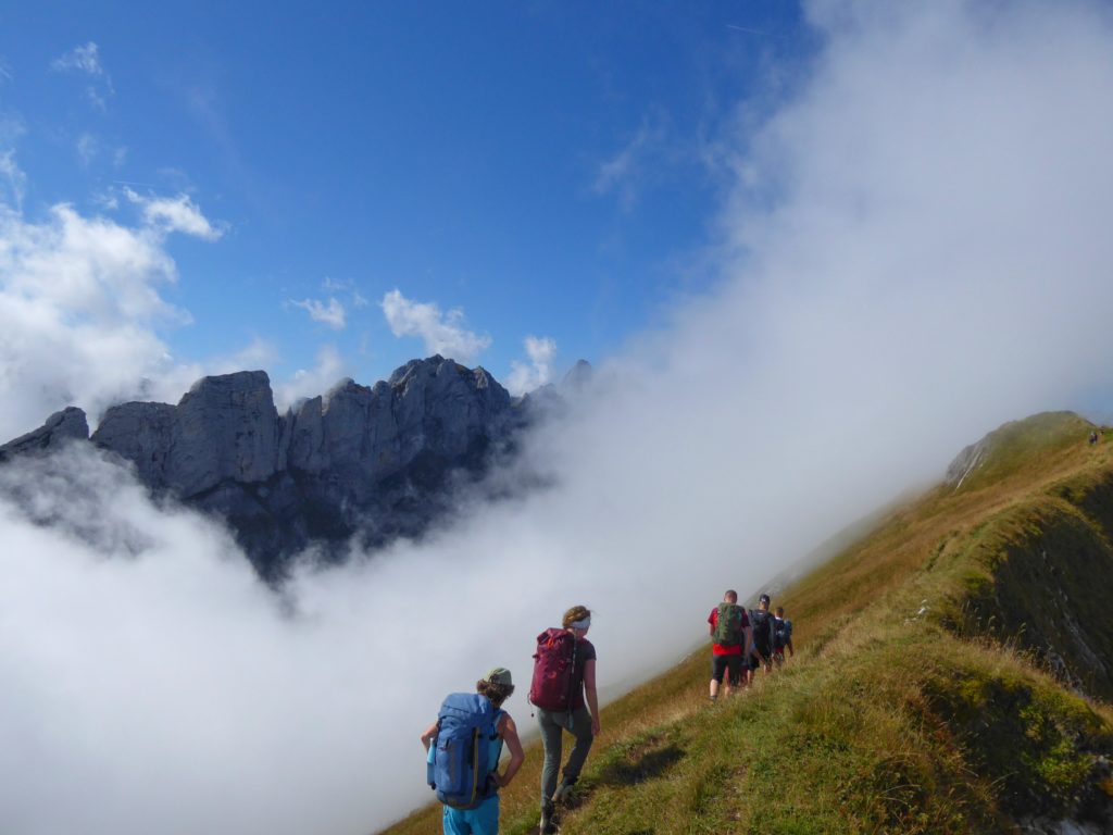 Viele Wolken in schneeweiß - von echtem Schnee weiß hingegen noch niemand etwas. Ende September über den Gipfeln des Alpsteingebirges.