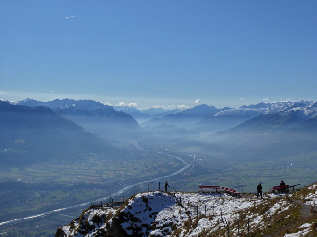 Puderzucker? Nein, echter Schnee! Anfang November kleiden sich die Berggipfel rechts und links des Rheintals in weißes Gewandt. 