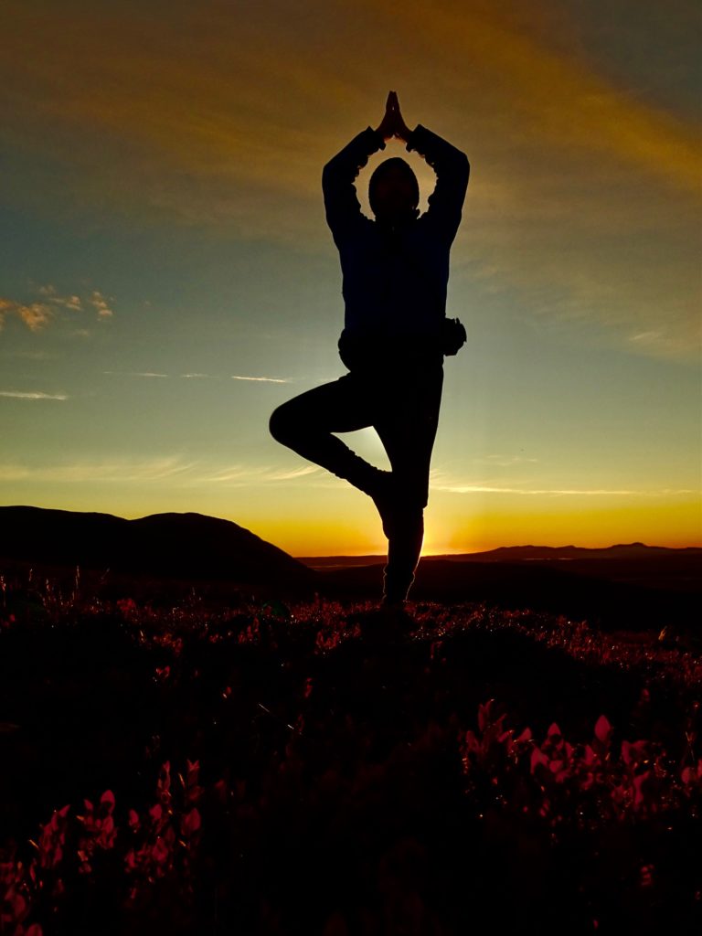 Yoga zum Sonnenaufgang in Schweden.