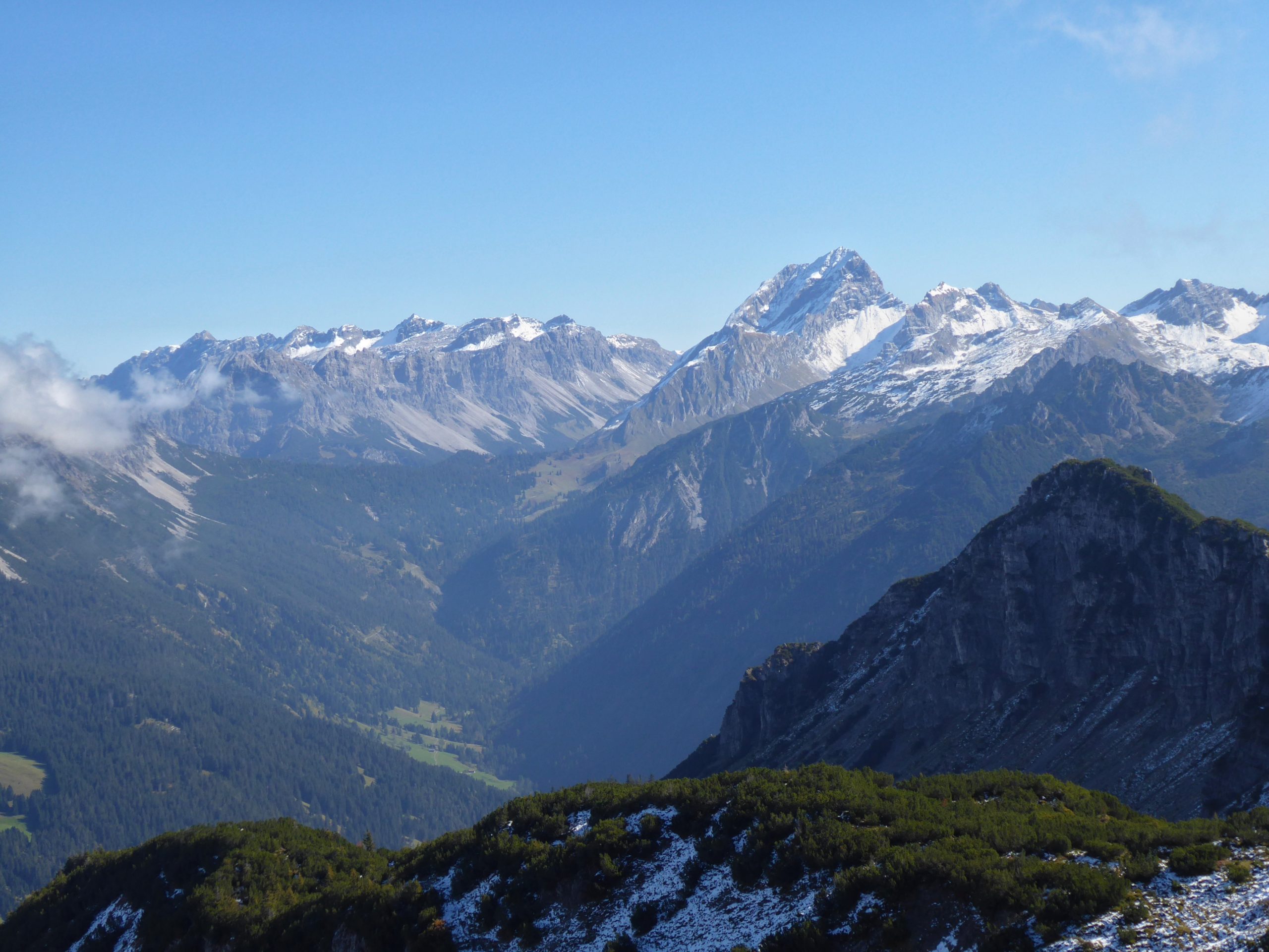 Die Rote Wand beherrscht die Bergszenerie im Lechquellengebirge – der unscheinbare Misthaufen nebenan (Bildmitte) sticht allein durch seinen Gipfelnamen hervor.