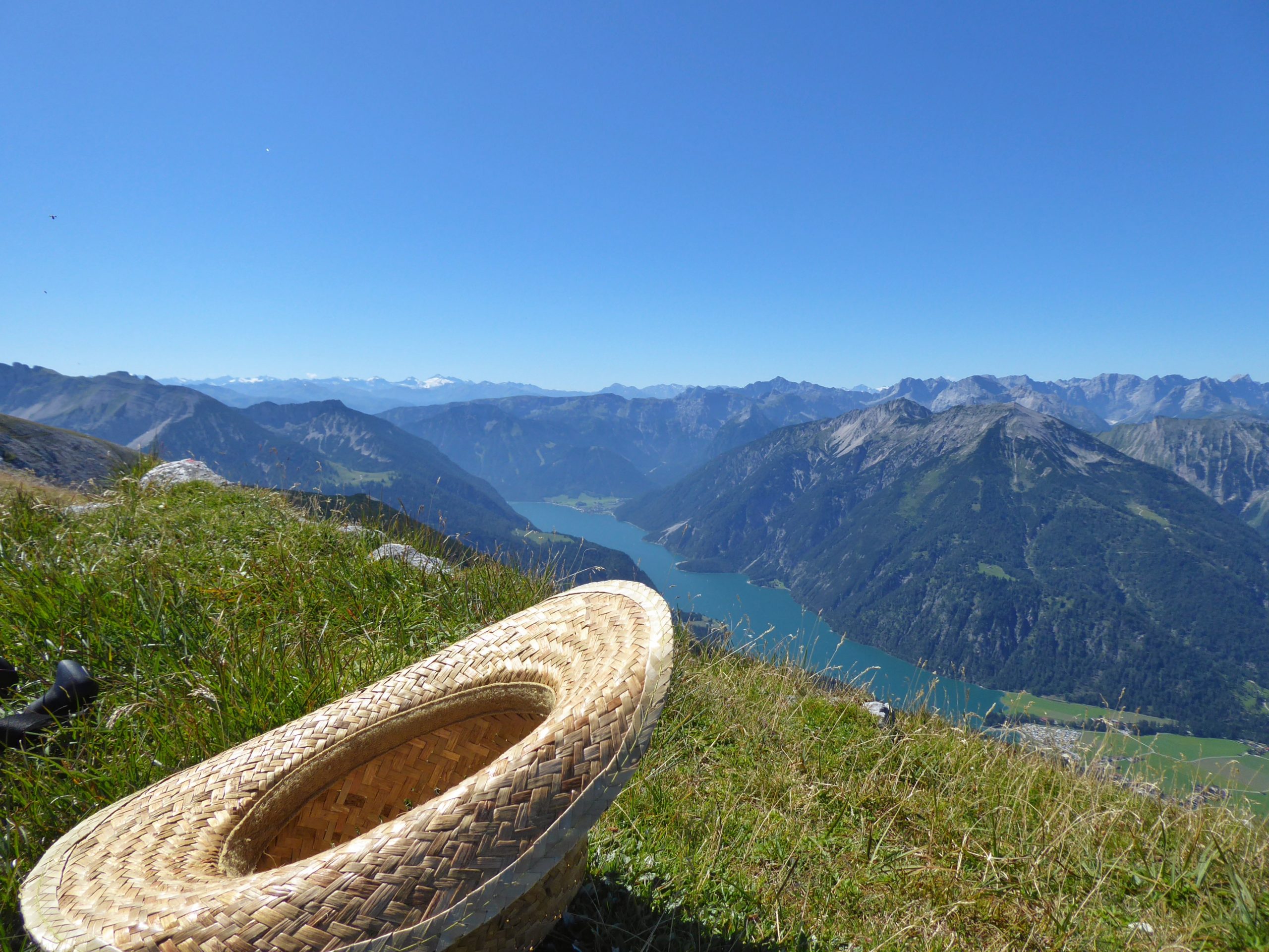 Vorsicht, Missverständnisgefahr: Unnützer Strohhut, nützlich im Sommer! Panoramablick vom Hochunnütz auf den Achensee