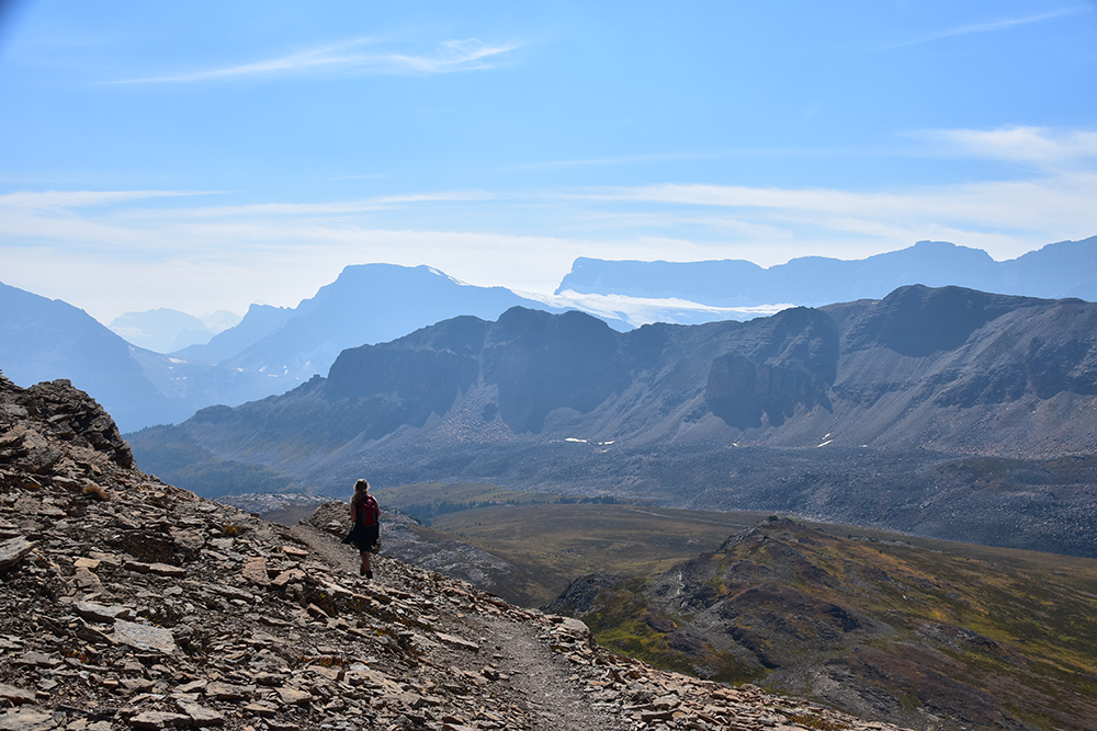 Analena geniesst das Bergpanorama. Foto ©: Verena Schmidt