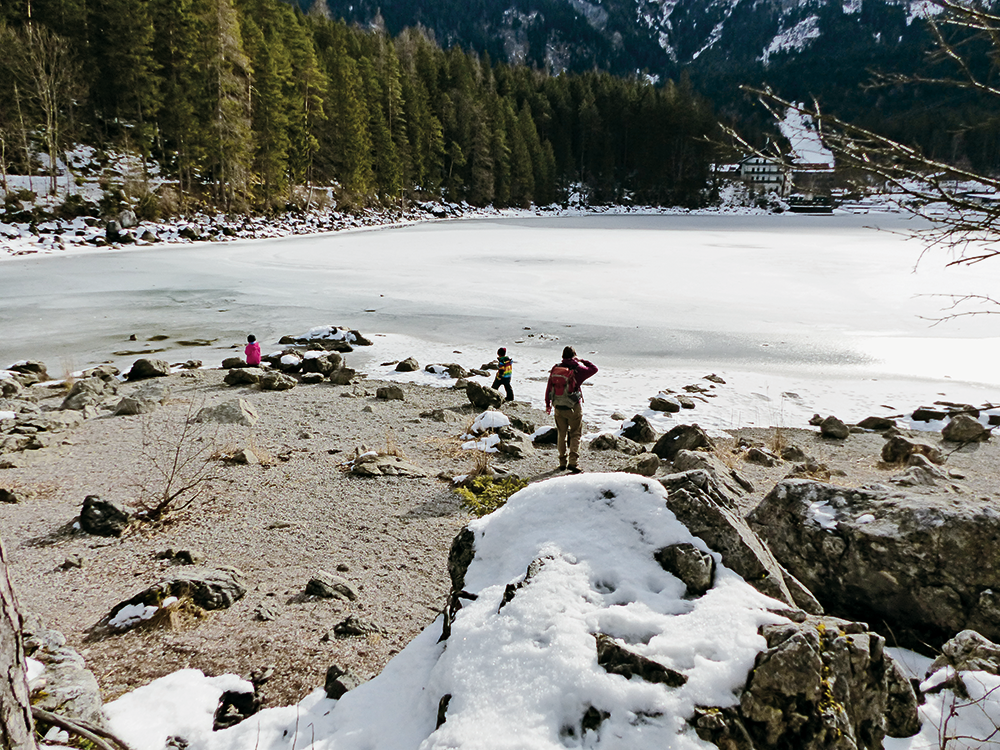 Zugefrorener Eibsee. Ob das Eis die Steine und Stöckchen trägt? Foto ©: Sandra Pawliczak