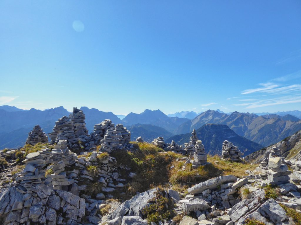 »Den Weg vor lauter Steinmännchen nicht mehr sehen«: Kleinkunstwerke unterhalb des Schafreuters im Karwendelgebirge. Foto ©: Philipp Irber