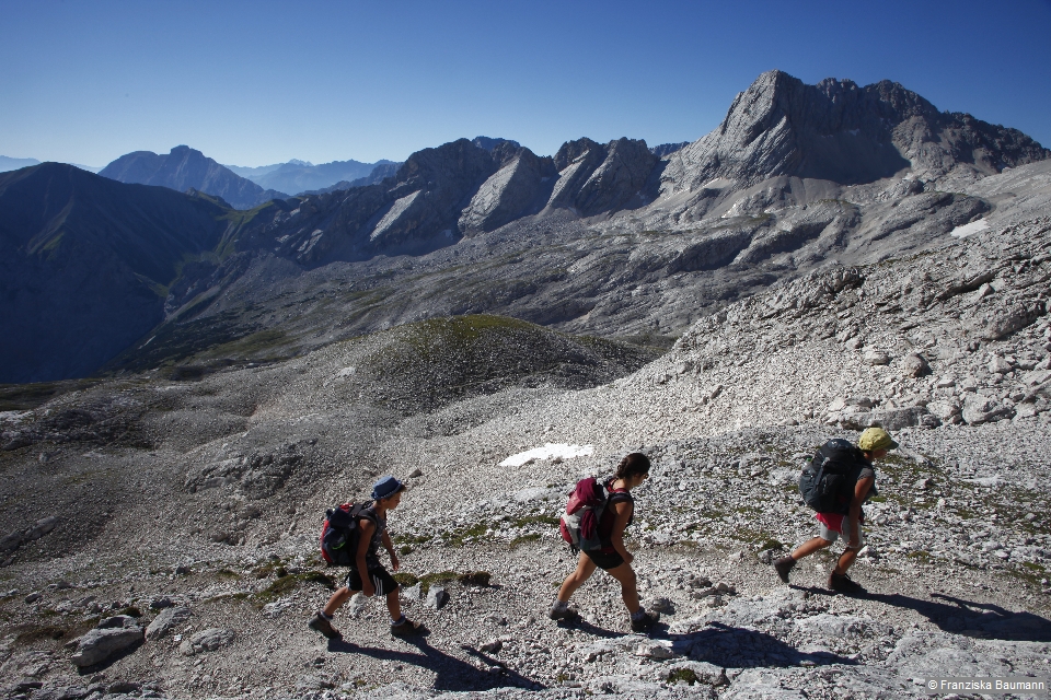 Durch die Mondlandschaft des Zugspitzplatts, Foto  © Franziska Baumann