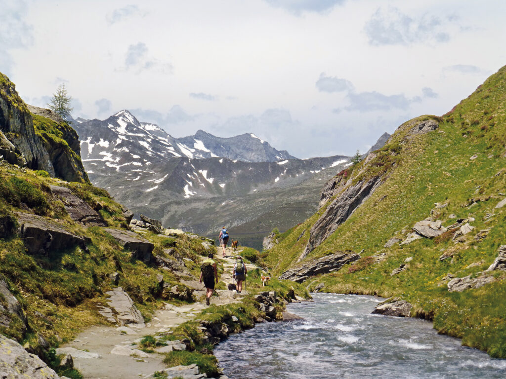 Ahrntal: Nach dem Aufstieg über dem Knappensteig kommt man zum Gletscherbach an der Rötalm. © Franziska Rößner & Kaj Kinzel