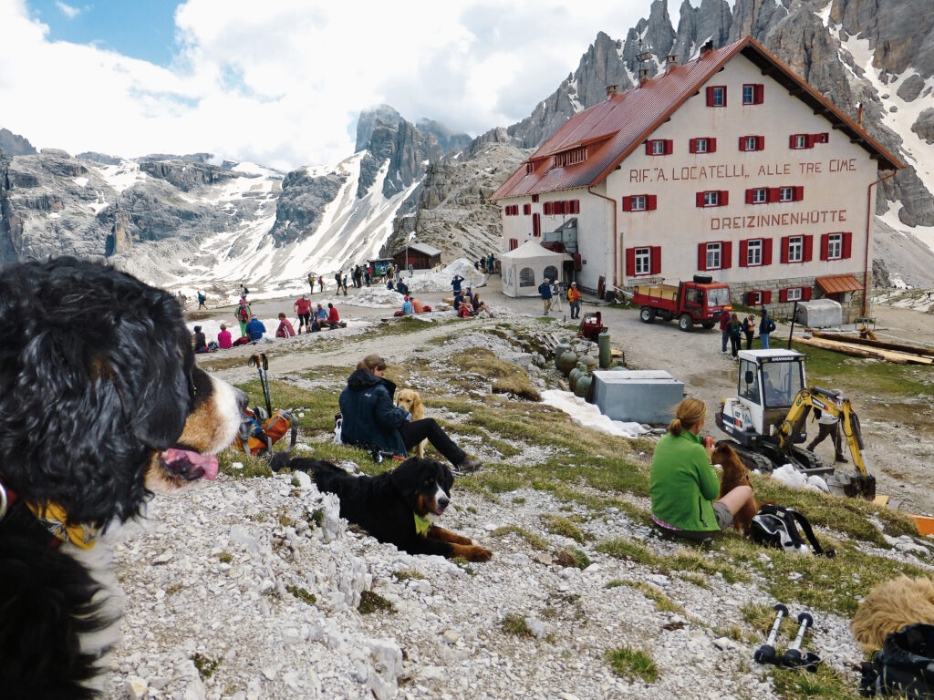 Angekommen im Trubel um die Dreizinnenhütte. © Franziska Rößner & Kaj Kinzel