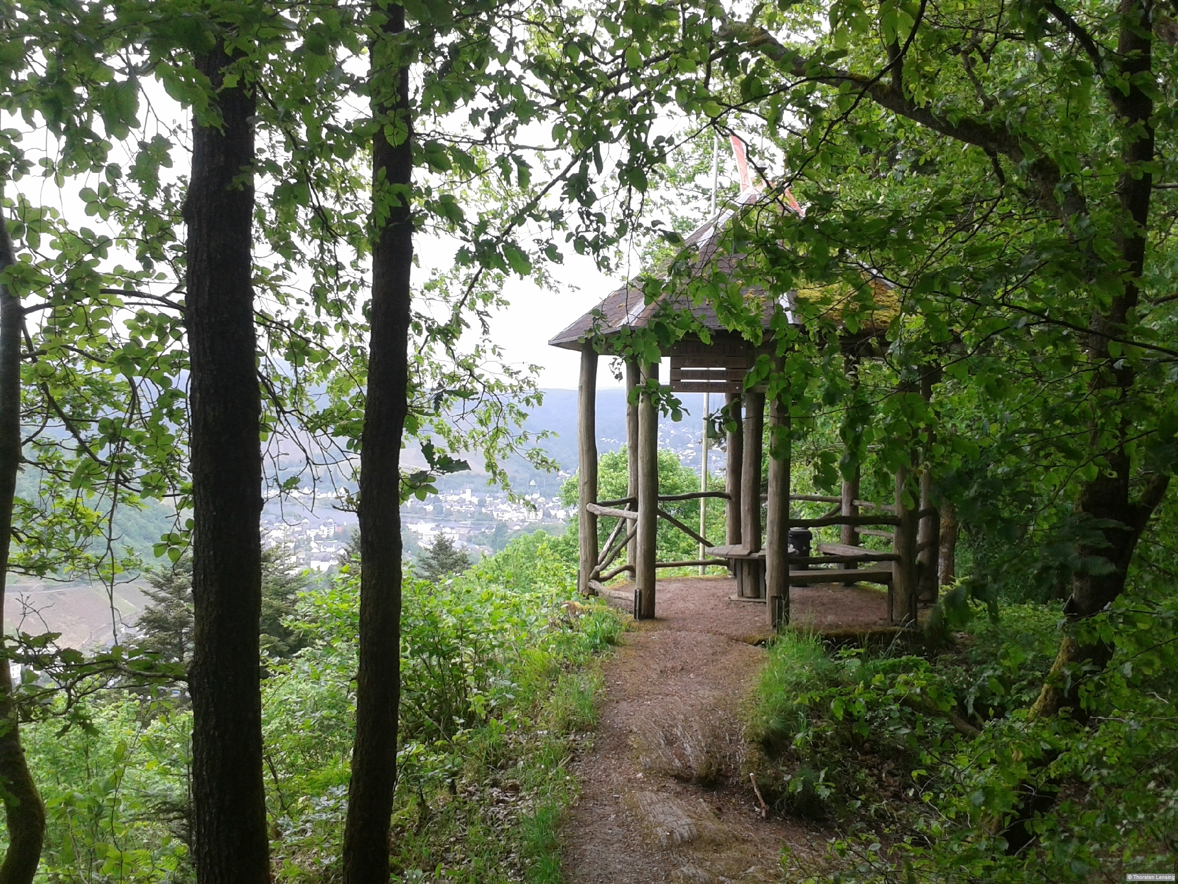 Aussichtspavillion am Leofelsen. Foto aus dem Rother Wanderführer »Mosel«