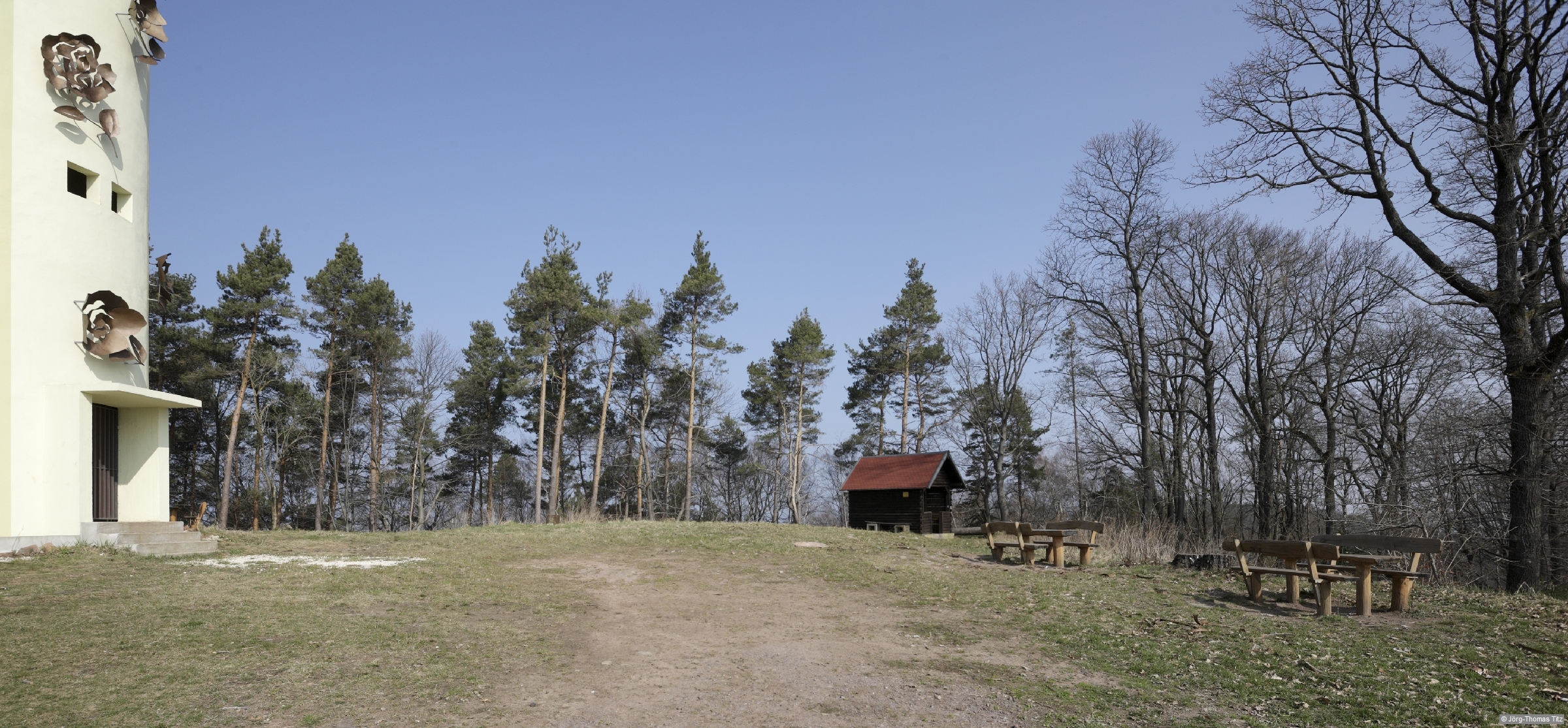 Bergauf zum Schänzelturm auf dem Stäffelsberg. Foto aus dem Rother Wanderführer »Pfälzerwald«