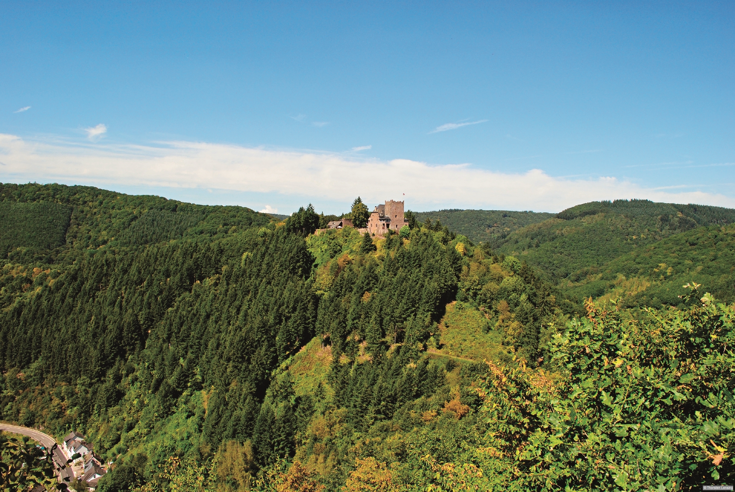 Blick auf Burg Arras. Foto aus dem Rother Wanderführer »Mosel«