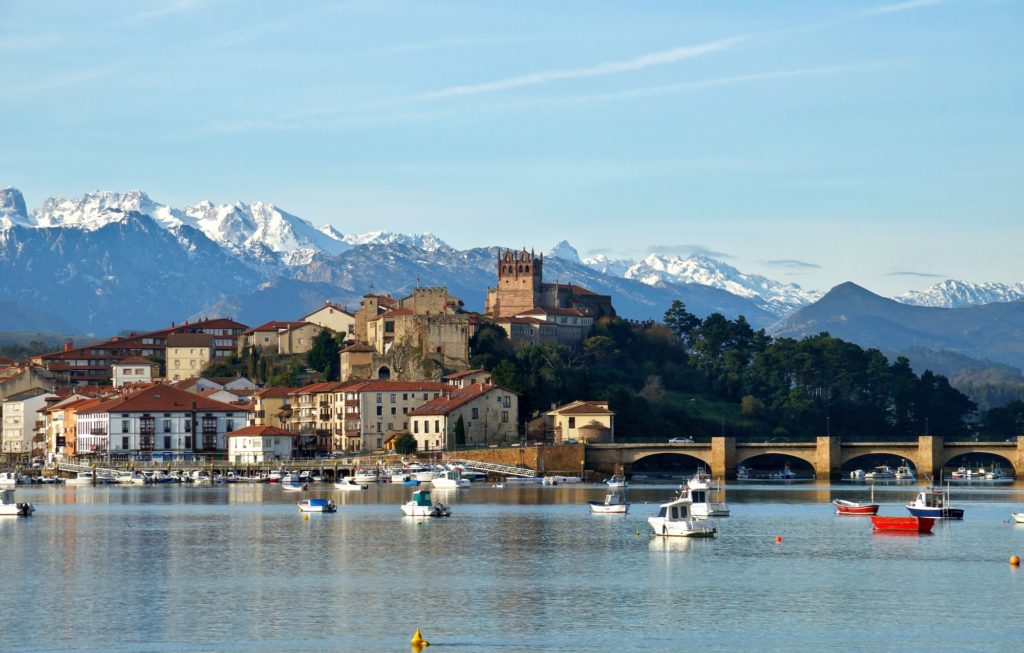 San Vicente de la Barquera vor den schneebedekten Picos de Europa (copyright: Martin Stüllein)