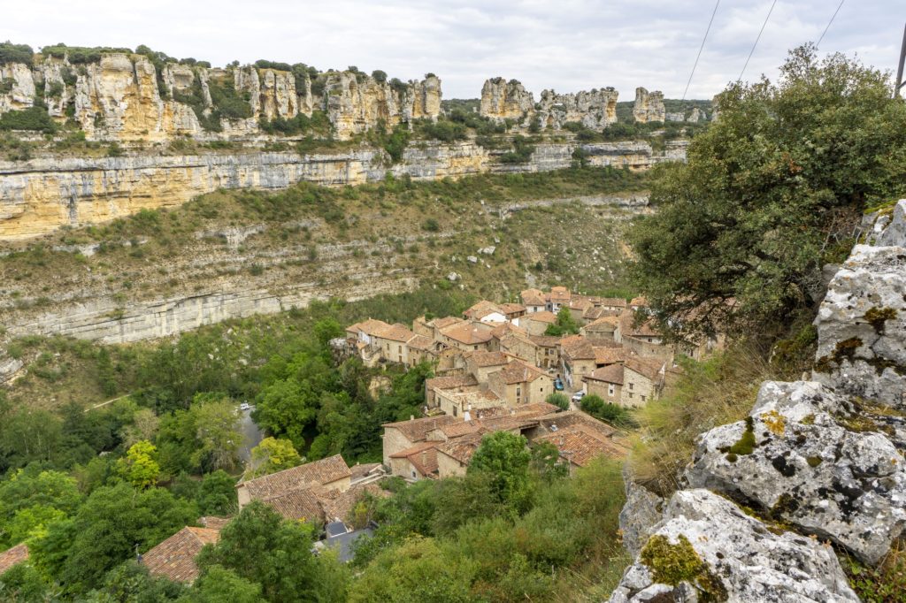Orbanejo del Castillo liegt mitten im Ebro-Canyon (copyright: Martin Stüllein)