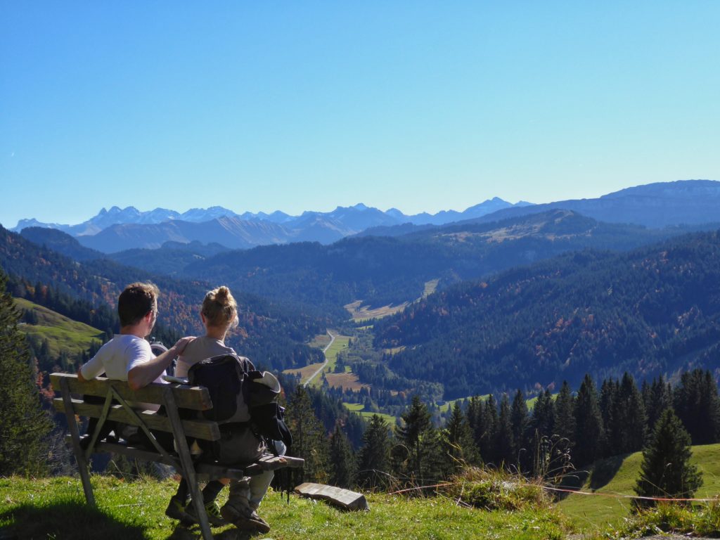Rasten mit Panoramablick auf's Balderschwanger Tal in den Allgäuer Alpen.