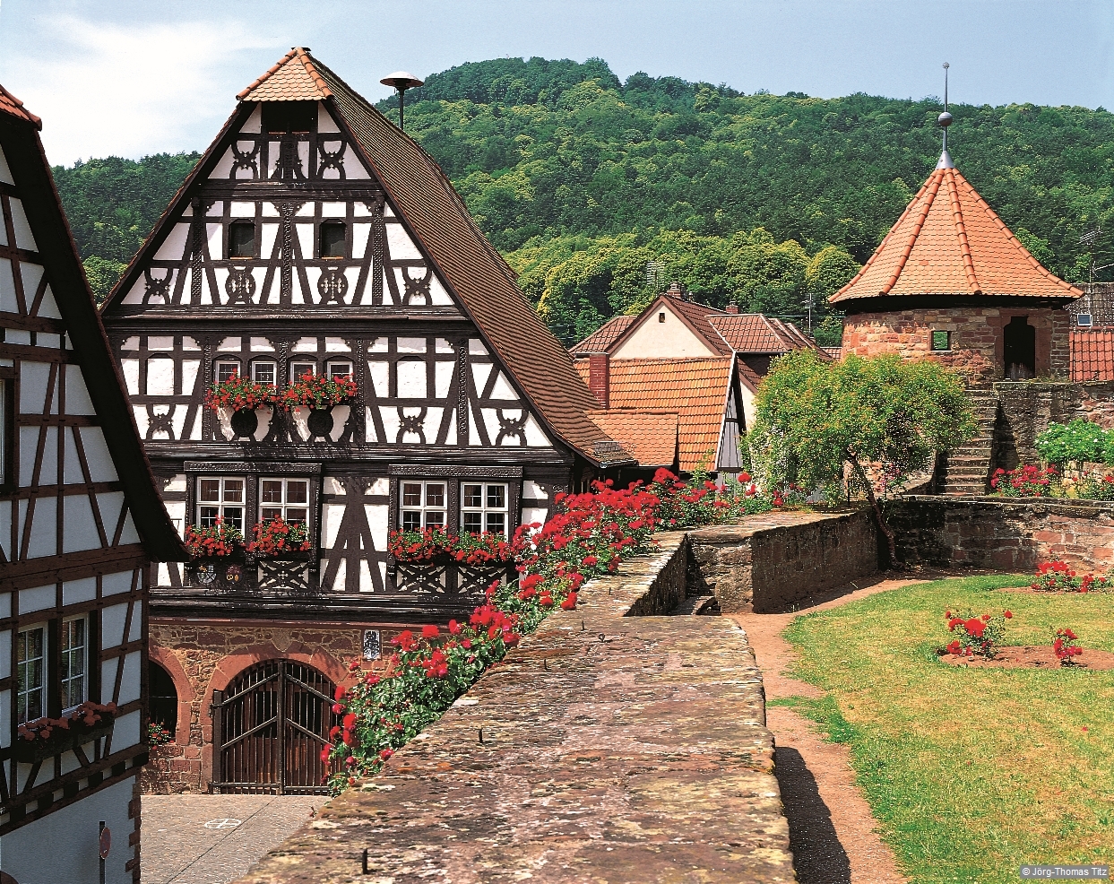 Von Dörrenbach hinauf zur Kolmerbergkapelle. Foto aus dem Rother Wanderführer »Pfälzerwald«