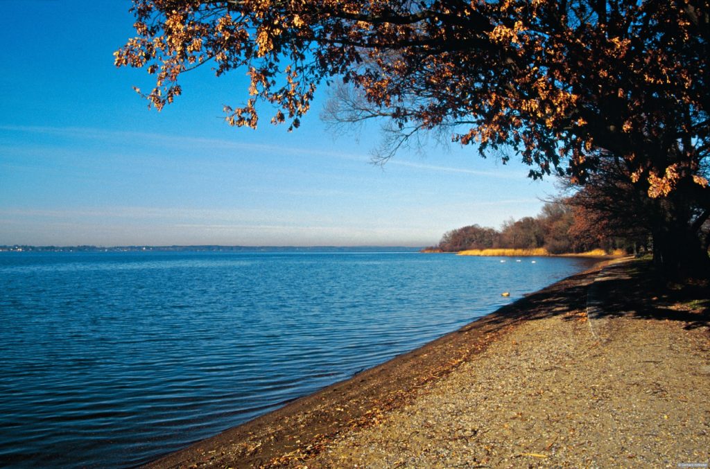 Herbsttimmung am Chiemseestrand Übersee. Aus dem Rother Wanderführer »Chiemsee«