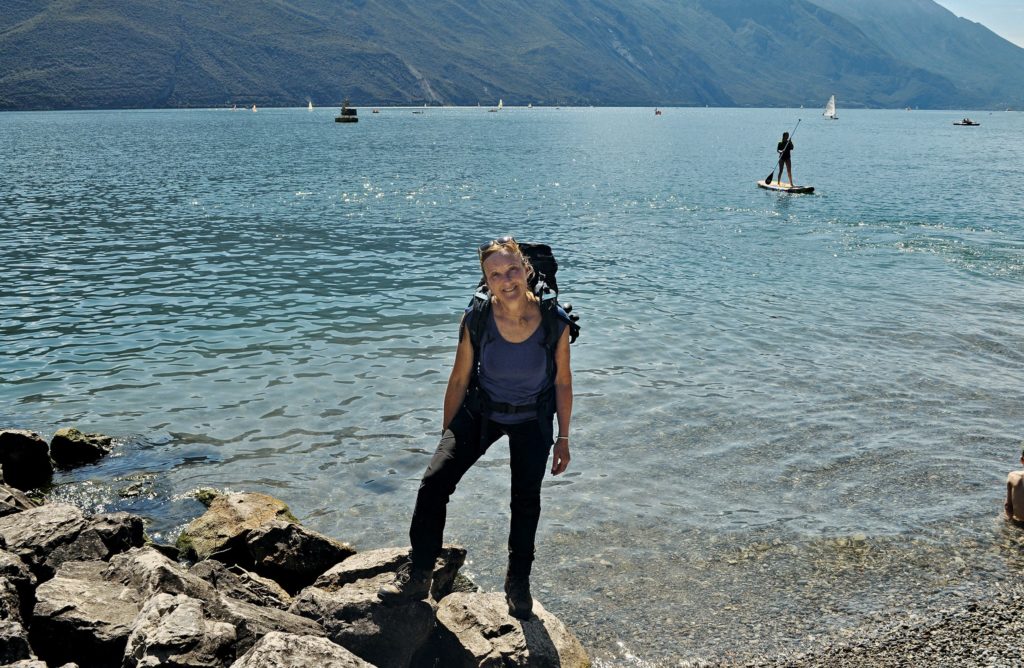 Nach vier Wochen Wanderung überglückliche Ankunft am Gardasee. Foto: Bettina Forst