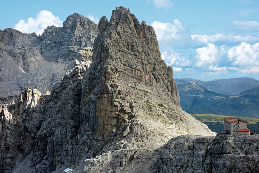 Atemberaubende Lage: Rifugio Pedrotti in den Brenta-Dolomiten. Foto: Bettina Forst