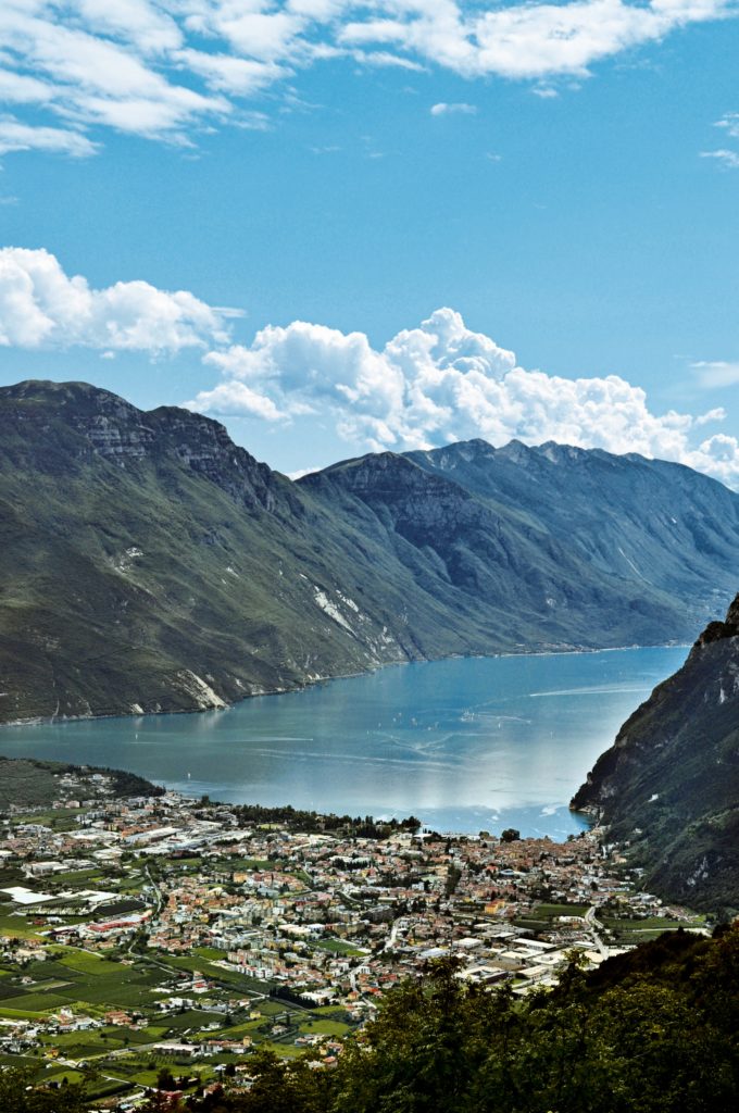 Letze Etappe mit Blick auf den nahen Gardasee. Foto: Bettina Forst