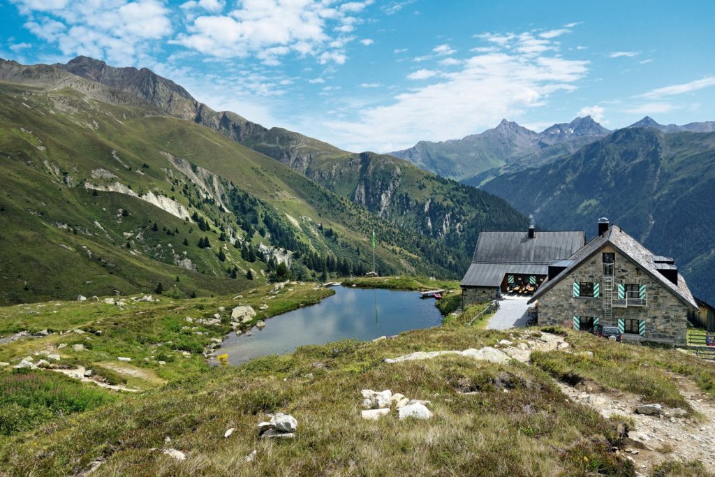 Die Friedrichshafener Hütte auf einem Logenplatz über dem Paznauntal (Etappe 11). Foto: Bettina Forst