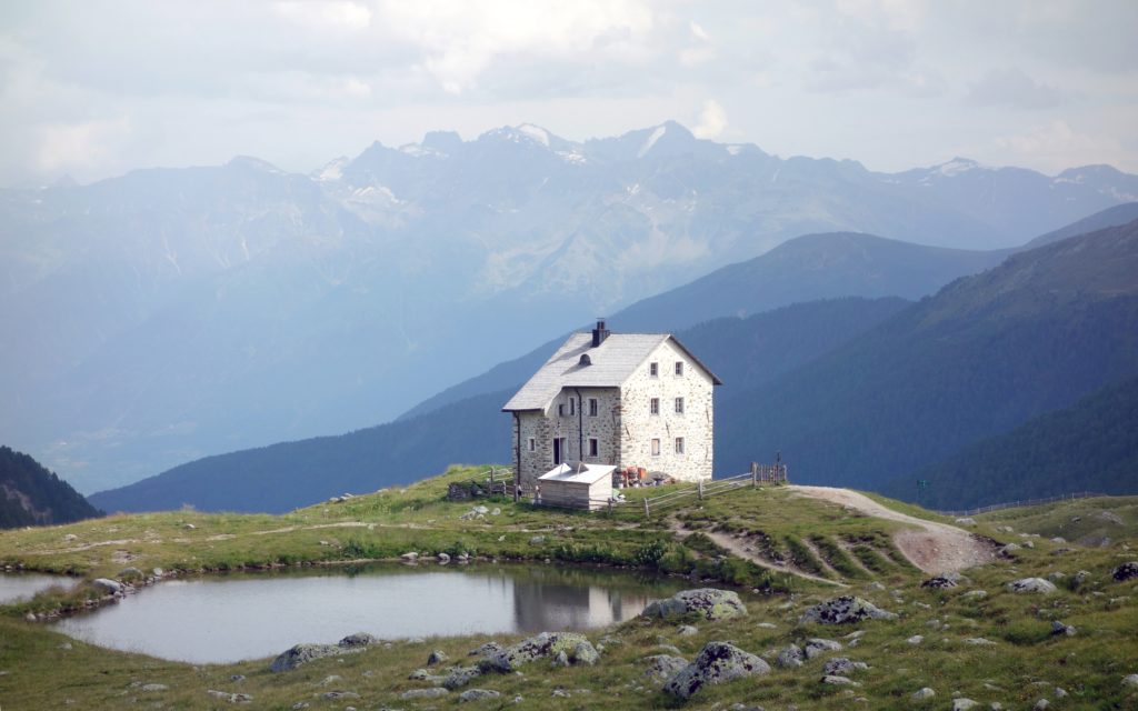 Die Alte Pforzheimer Hütte unweit der Sesvennahütte steht unter Denkmalschutz und dient heute als Museum. Foto: Bettina Forst