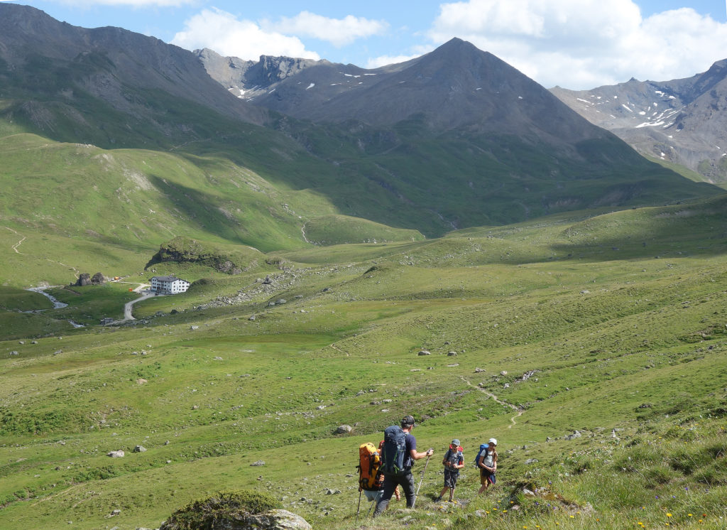 Die Heidelberger Hütte im Fimbatal ist bereits in greifbarer Nähe. Foto: Bettina Forst