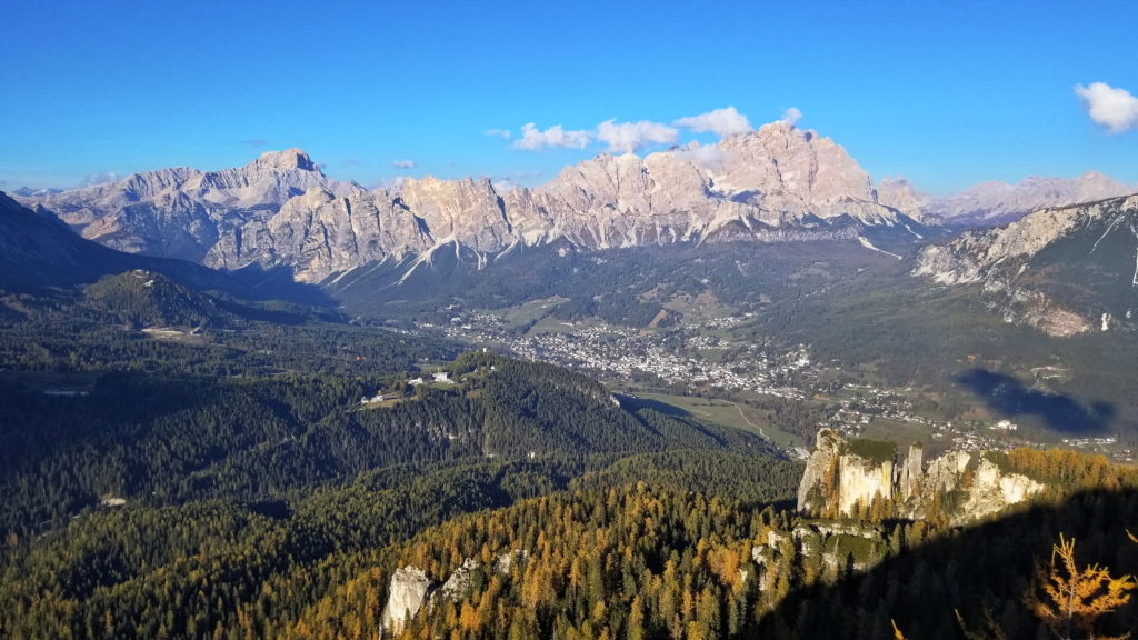 Blick auf den Talkessel von Cortina d’Ampezzo vom Aussichtspunkt Val Negra aus. Foto: Margit Hiller