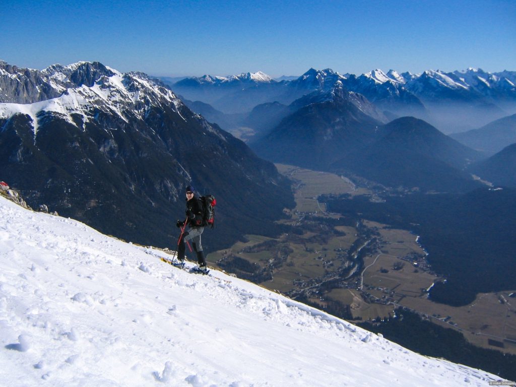 Hoch über dem Tal liegt genügend Schnee. Foto Copyright: Markus Stadler