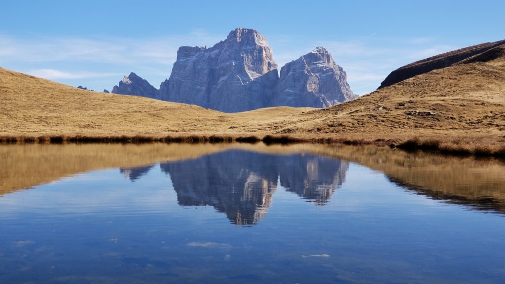 Der Monte Pelmo spiegelt sich im Lago delle Baste. Foto: Margit Hiller