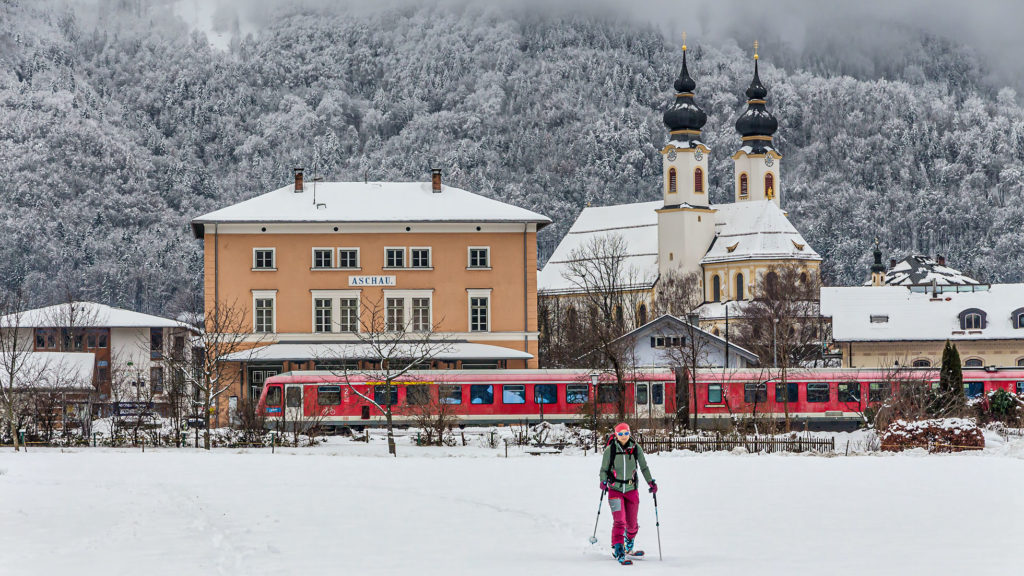 Skitour auf die Kampenwand mit Start am Aschauer Bahnhof. Fot: Sven Schmid