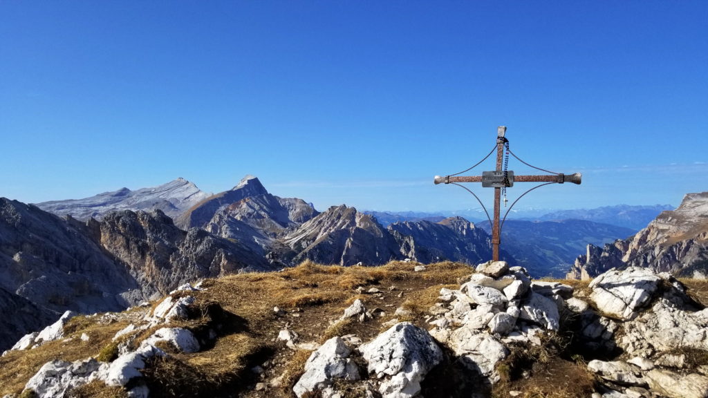 Das Gipfelkreuz des Sasso della Para, im Hintergrund Heiliggeist-, Zehner- und Neunerkofel. Foto: Margit Hiller