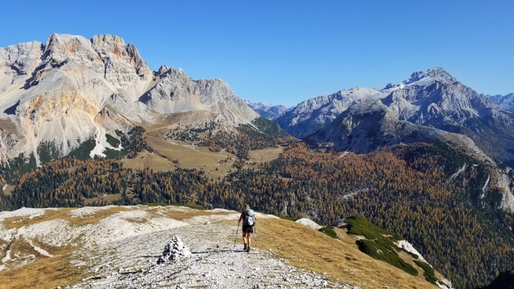 Viel Platz für das Gipfelsonnenbad vor Gaisl-Massiv und Cristallo. Foto: Margit Hiller