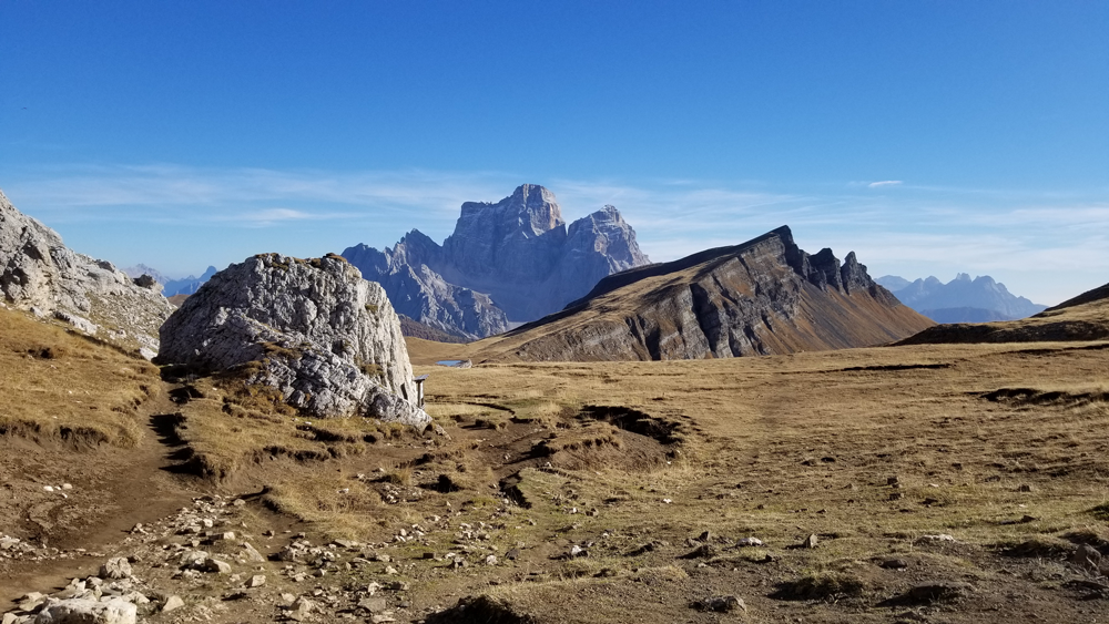 Halb rechts das Ziel, der Monte Mondeval, mittig überragt vom Monte Pelmo. Foto: Margit Hiller