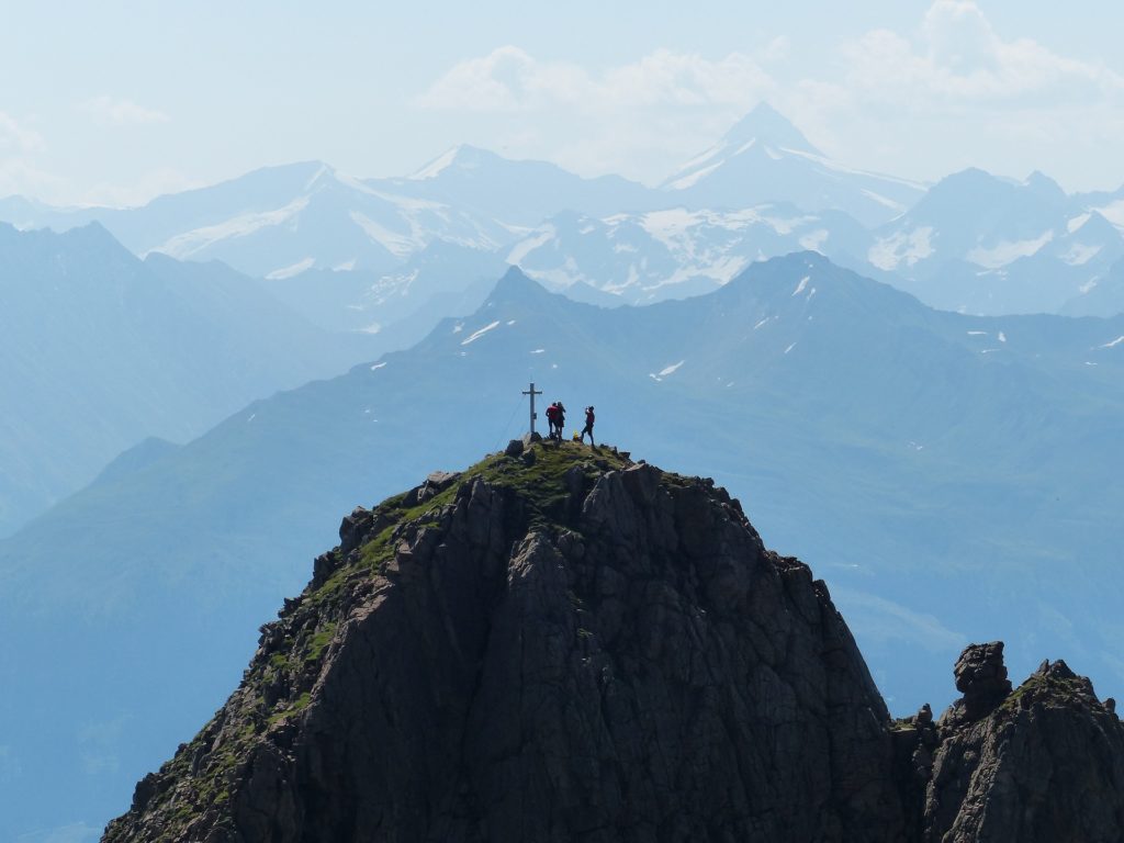 Nächstes Gipfelziel vor Augen: Der Großglockner mit 3.798 m in den Hohen Tauern. Foto: Heinz Hummel, pixabay