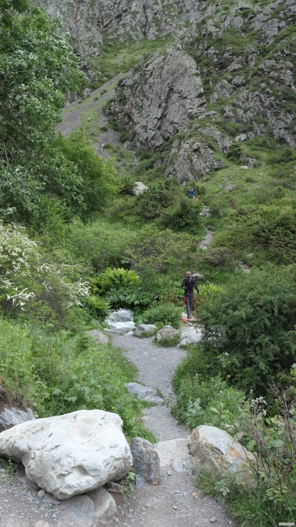 Abwechslungsreicher Pfad zu den Wasserfällen. Foto: Nina Kramm