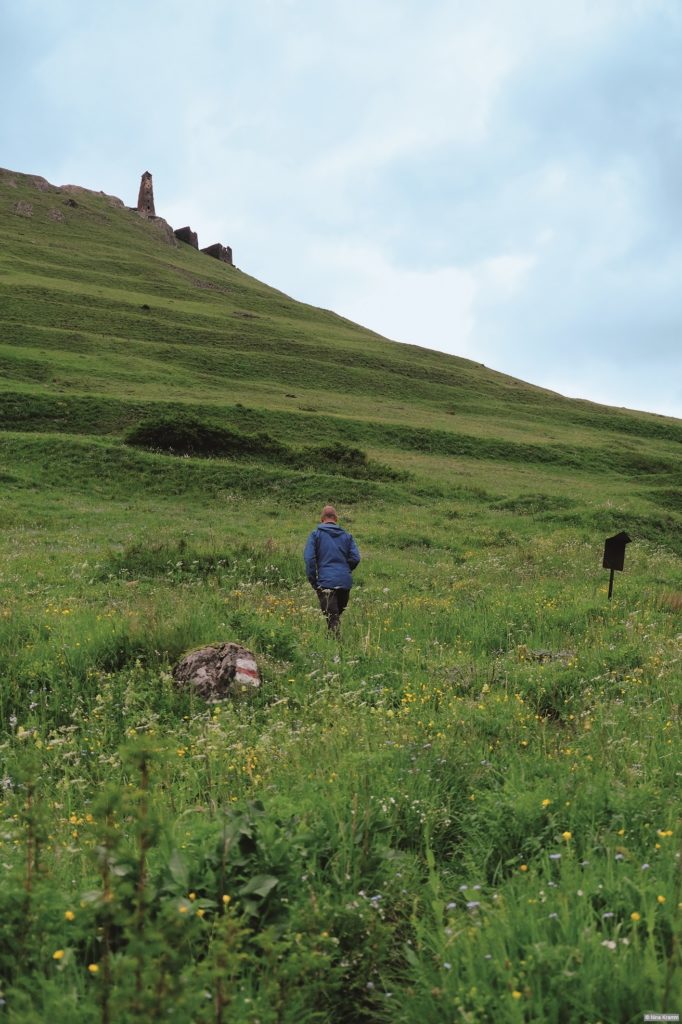 Aufstieg zu den Wehrtürmen von Kvavlo. Foto: Nina Kramm