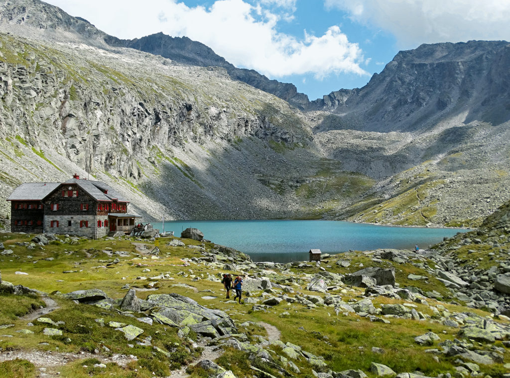 Arthur-von-Schmid-Haus am Dösener See mit Blockgletscher und Mallnitzer Scharte. ©Walter Mair