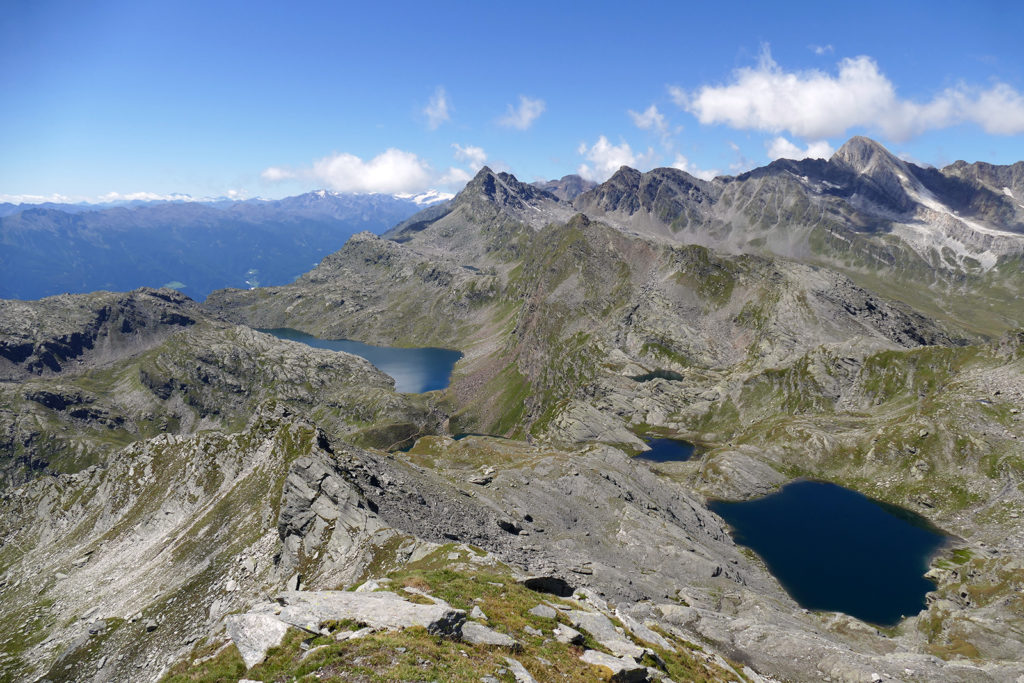 Vom Gipfel des Schwarzkopfes sind in Richtung Südwesten immerhin sieben der Spronser Seen zu sehen. © Christian Starke