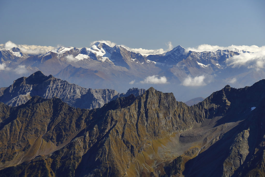 Faszinierende Hochalpen: Gipfelaussicht bis hin zu Olperer und Schrammacher. © Mark Zahel