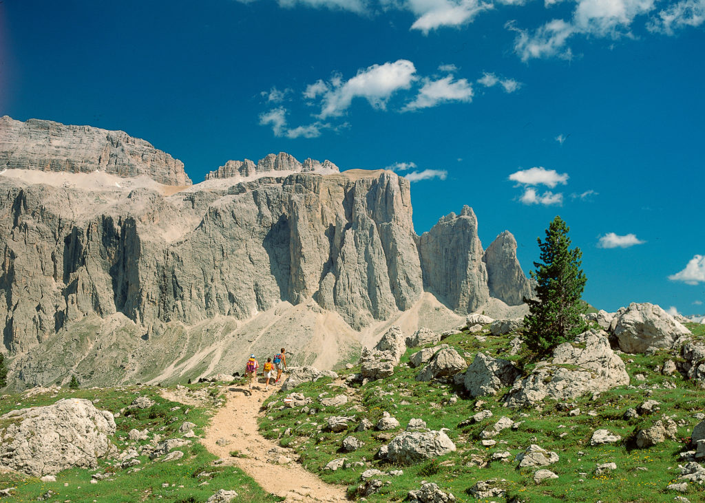 Unterwegs auf dem Langkofel-Rundweg. Blick in die Westwände des Sellamassivs mit den vorgelagerten Sellatürmen rechts. © Franz Hauleitner