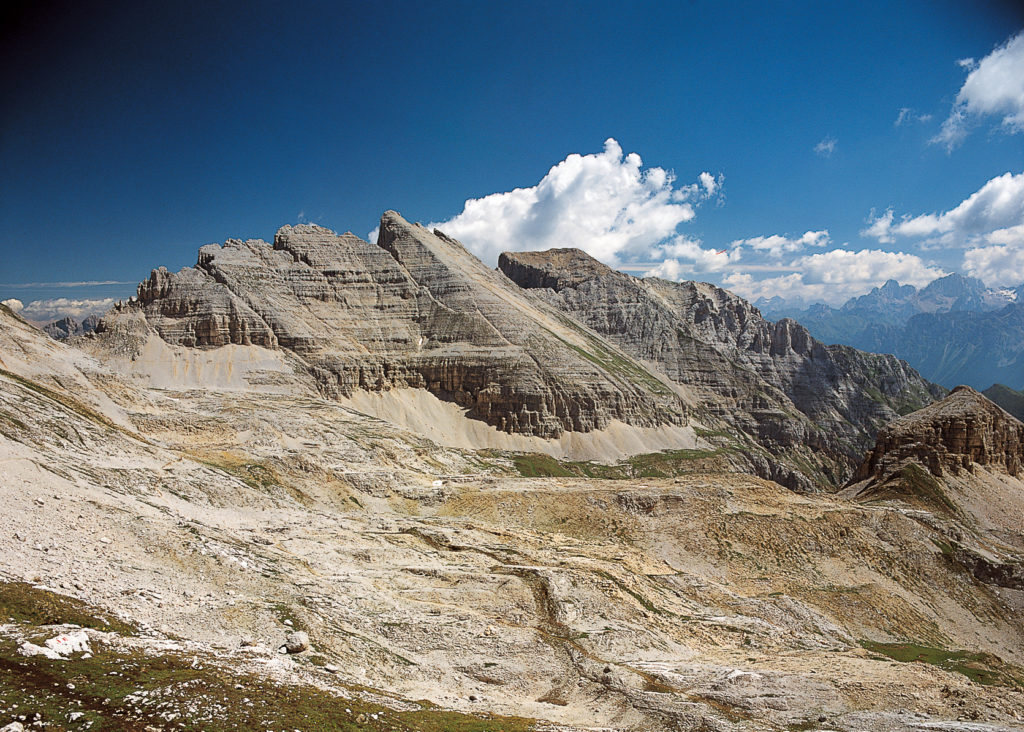 Westliche und Östliche Latemarspitze über den Geröllfeldern des Oberen Valsordakessels. © Franz Hauleitner