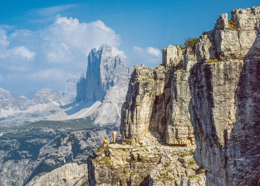 Luftige Bänderquerung an der Nordseite des Monte Piana mit den Drei Zinnen. © Franz Hauleitner