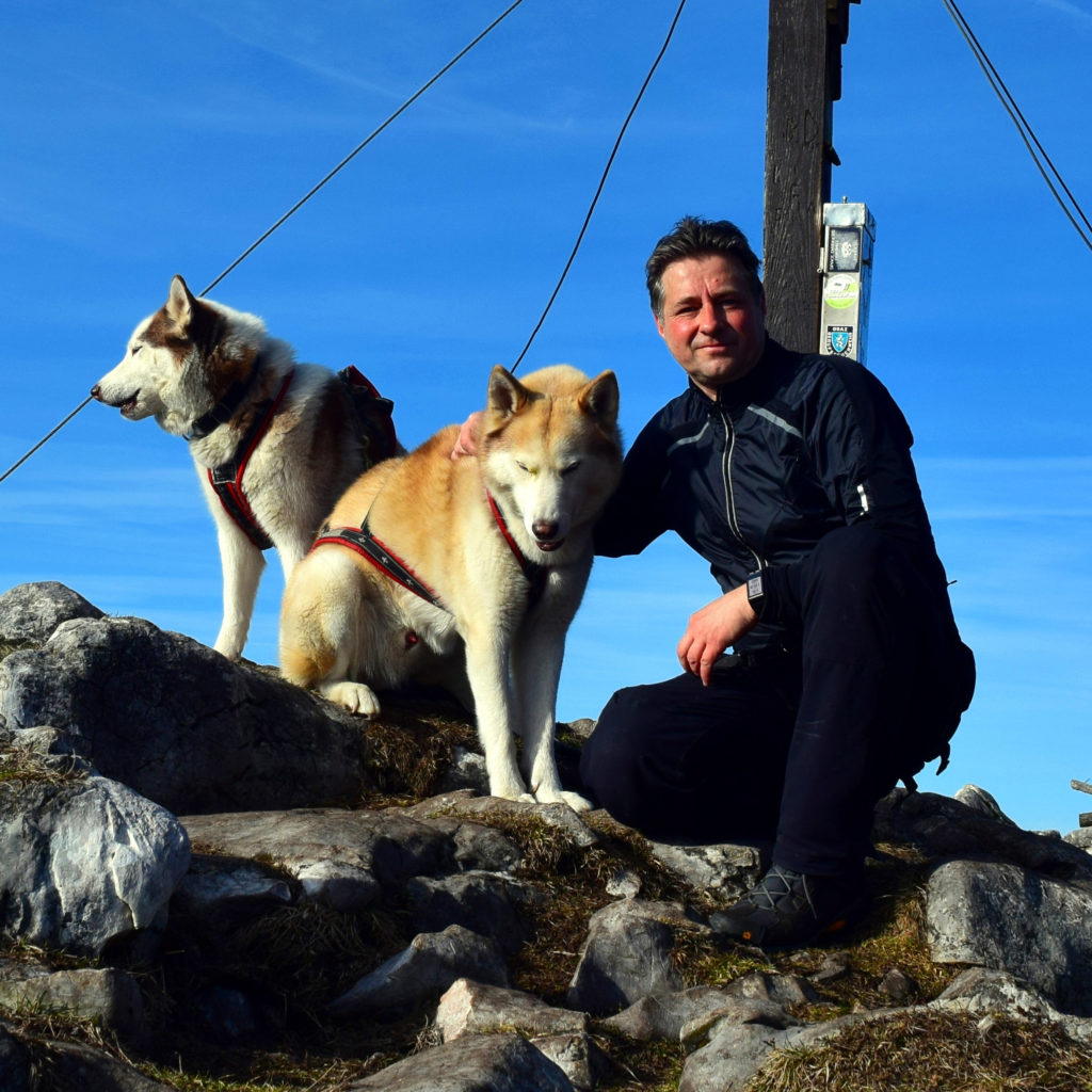 Autor René Apfelknab mit seinen beiden Sibirian Huskys