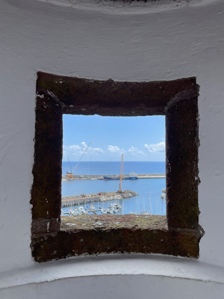 Ein Fenster im Wehrturm des Forte de São Brás. Foto Copyright: Issi Fritsch