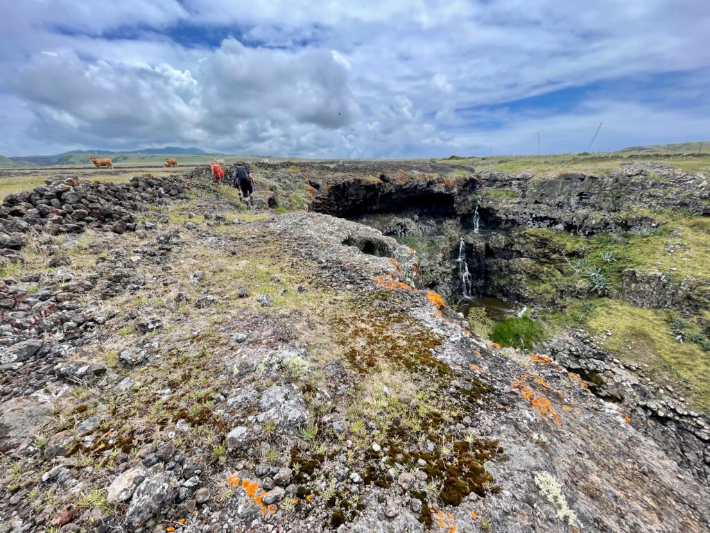 Karge Steppenlandschaft im Süden Santa Marias. Foto Copyright: Issi Fritsch