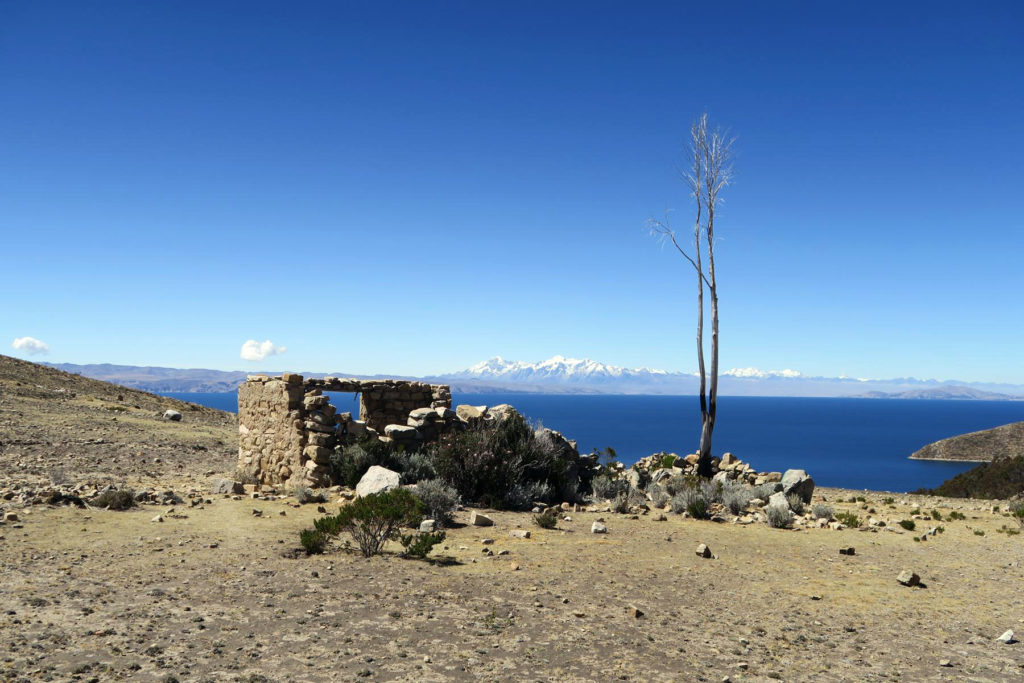 Wandern vor der Kulisse des Titicacasees mit der Cordillera Real im Hintergrund. © Matthias Schopp