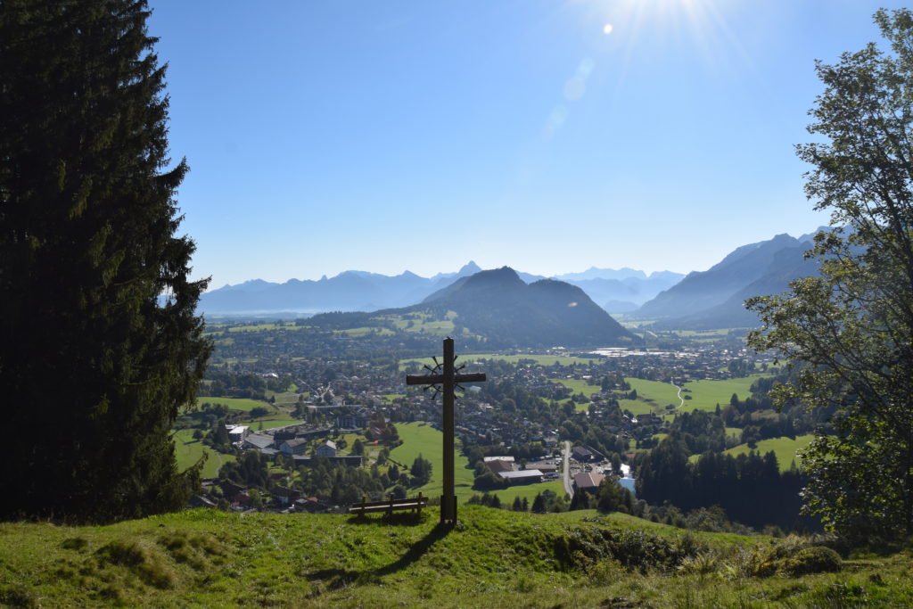 Aussichtspunkt über Pfronten mit Blick auf den Falkenstein. Foto Copyright: Petra Knobling